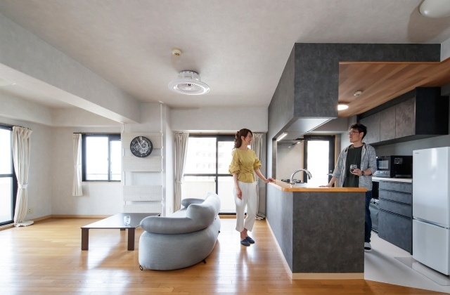 モノトーンとぬくもりが調和するマンションリノベ