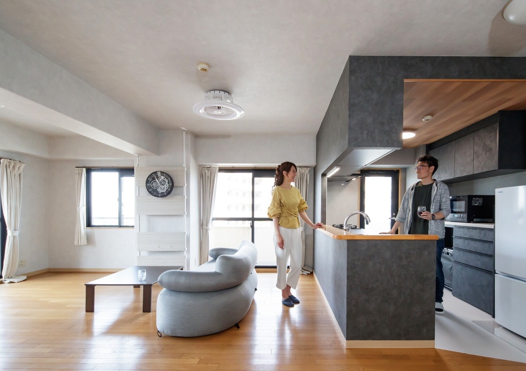 モノトーンとぬくもりが調和するマンションリノベ