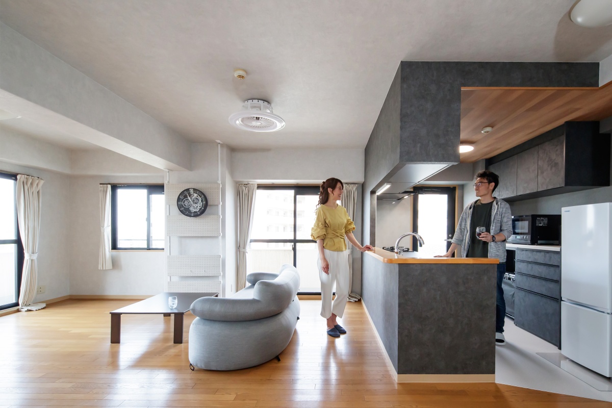 モノトーンとぬくもりが調和するマンションリノベ