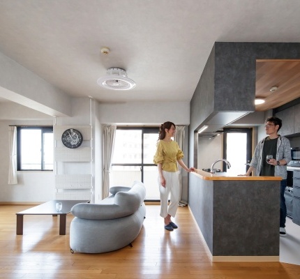 モノトーンとぬくもりが調和するマンションリノベ