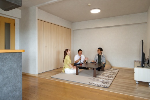 モノトーンとぬくもりが調和するマンションリノベ