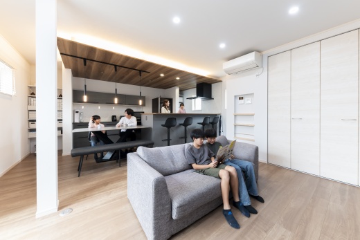 程よい距離感が心地よい黒×グレー×木目のスタイリッシュな二世帯リノベーション