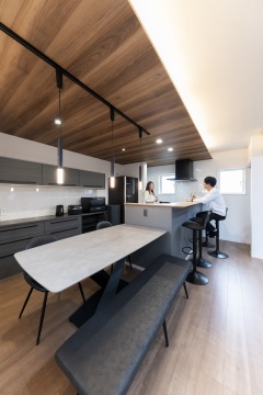 程よい距離感が心地よい黒×グレー×木目のスタイリッシュな二世帯リノベーション