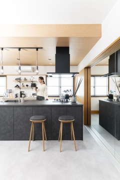 マイルームが憧れのカフェに！こだわりの黒いキッチンが主役のLDK