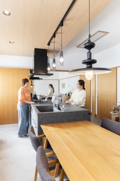 マイルームが憧れのカフェに！こだわりの黒いキッチンが主役のLDK